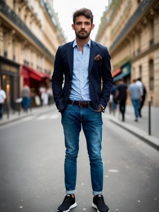 Модный мужской лук: темно-синий пиджак, голубая классическая рубашка в вертикальную полоску, синие джинсы, черные кроссовки