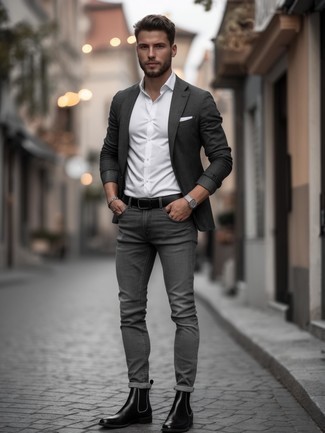 Модный мужской лук: темно-серый пиджак, белая классическая рубашка, серые джинсы, черные кожаные ботинки челси