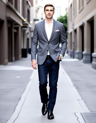 Модный мужской лук: серый пиджак, белая классическая рубашка, темно-синие джинсы, черные кожаные оксфорды