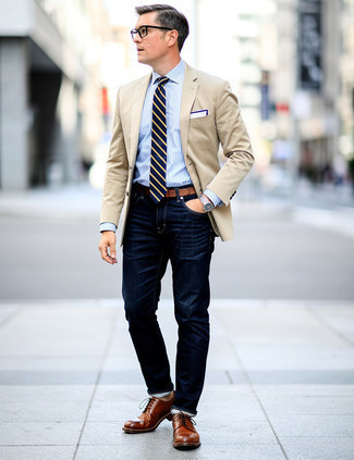 Модный мужской лук: светло-коричневый пиджак, голубая классическая рубашка в вертикальную полоску, темно-синие джинсы, табачные кожаные туфли дерби