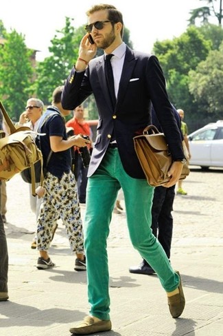 Какие лоферы носить с зелеными джинсами мужчине: Сочетание темно-синего пиджака и зеленых джинсов — отличный пример современного стиля в большом городе. Хотел бы привнести в этот образ нотку строгости? Тогда в качестве дополнения к этому луку, обрати внимание на лоферы.