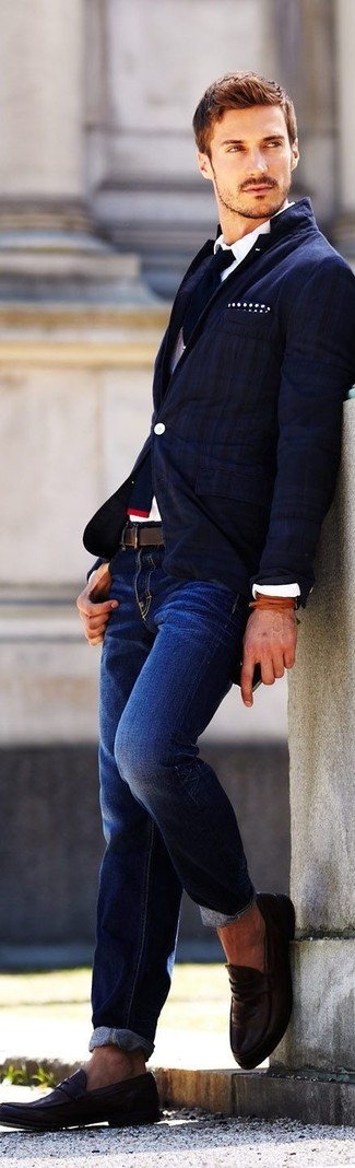 Как носить темно-сине-белый пиджак в вертикальную полоску с темно-синими джинсами мужчине лето: Тандем темно-сине-белого пиджака в вертикальную полоску и темно-синих джинсов позволит создать незаезженный мужской лук в стиле кэжуал. Весьма неплохо здесь выглядят темно-коричневые кожаные лоферы. Подобное сочетание одежды определенно придется тебе по душе в теплые летние дни.
