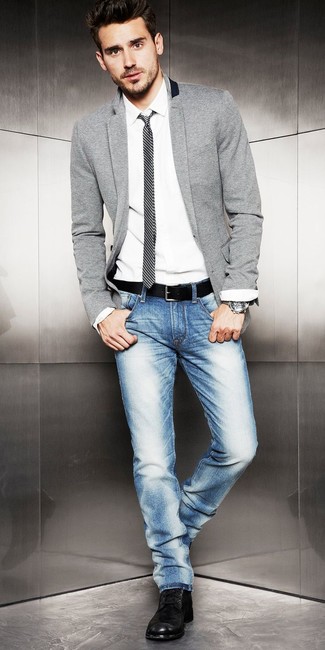 С чем носить темно-серый пиджак мужчине весна: Темно-серый пиджак в паре с синими джинсами — образец непринужденного офисного стиля для джентльменов. Чудесно сюда подходят черные кожаные повседневные ботинки. Когда зимний сезон отступает и сменяется более теплой погодой, парням хочется выделяться, излучать энергию и заряжать позитивом. Подобный образ уж точно в этом поможет.