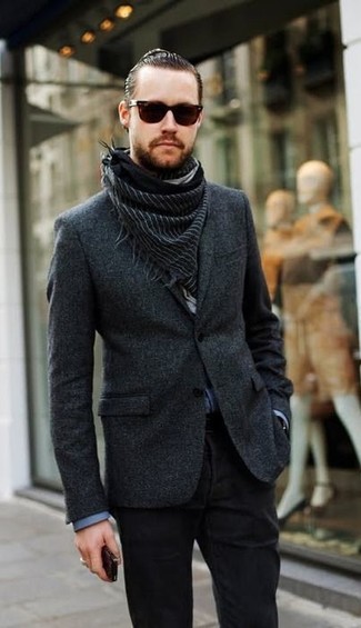 С чем носить серый шарф в 30 лет мужчине в стиле смарт-кэжуал: Темно-серый шерстяной пиджак и серый шарф — выбор парней, которые всегда в движении.