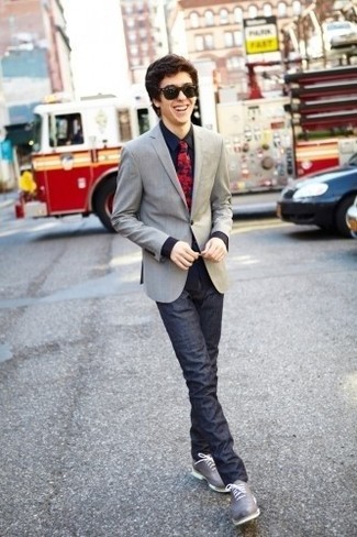 С чем носить серый пиджак мужчине: Серый пиджак в сочетании с темно-синими джинсами чудесно подходит для офиса. Что касается обуви, можно отдать предпочтение классическому стилю и выбрать серые кожаные броги.
