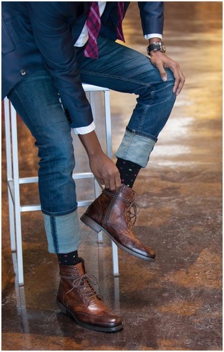 Какие джинсы носить с темно-коричневыми ботинками броги: Темно-синий пиджак и джинсы — выбирай этот образ, если не боишься оказаться в центре внимания. Хотел бы сделать ансамбль немного элегантнее? Тогда в качестве обуви к этому ансамблю, обрати внимание на темно-коричневые ботинки броги.