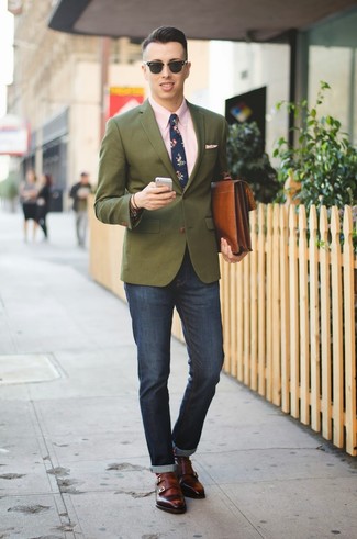 С чем носить темно-синий галстук с цветочным принтом мужчине лето: Сочетание темно-зеленого пиджака и темно-синего галстука с цветочным принтом позволит составить модный и элегантный лук. Что же до обуви, коричневые кожаные монки с двумя ремешками — самый удачный вариант. Разумеется, такой образ станет превосходной идеей в жаркий летний день.