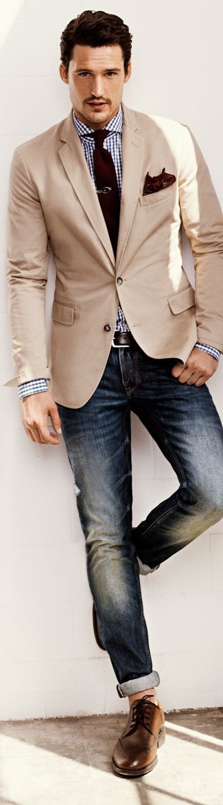Модный лук: бежевый пиджак, бело-темно-синяя классическая рубашка в мелкую клетку, темно-синие джинсы, коричневые кожаные броги