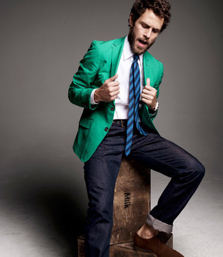 Какие оксфорды носить с зеленым пиджаком в стиле смарт-кэжуал: Ансамбль из зеленого пиджака и темно-синих джинсов поможет выглядеть аккуратно, но при этом выразить твой личный стиль. Не прочь привнести сюда немного эффектности? Тогда в качестве дополнения к этому луку, выбирай оксфорды.