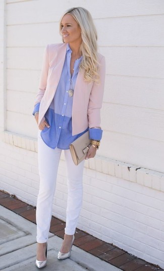 С чем носить ярко-розовый пиджак женщине: Ярко-розовый пиджак и белые джинсы прочно закрепились в гардеробе многих девушек, позволяя создавать незабываемые и стильные образы. Серебряные кожаные туфли станут хорошим завершением твоего образа.