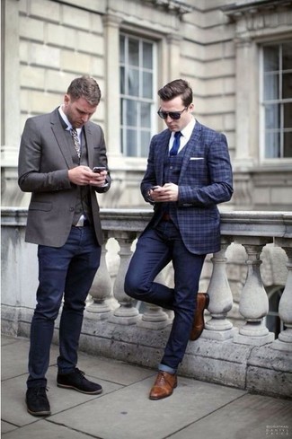 Как носить темно-синие джинсы с коричневыми кожаными оксфордами лето: Темно-синий пиджак в шотландскую клетку и темно-синие джинсы будут великолепно смотреться в стильном гардеробе самых требовательных мужчин. Если ты любишь смешивать в своих образах разные стили, из обуви можешь надеть коричневые кожаные оксфорды. В знойный летний день в таком сочетании будет легко и свободно.