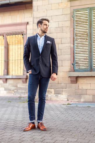Какие джинсы носить с черно-белым пиджаком мужчине в теплую погоду: Черно-белый пиджак и джинсы — образ, который будет неизбежно притягивать женские взгляды. Если тебе нравится соединять в своих ансамблях разные стили, на ноги можно надеть коричневые кожаные туфли дерби.