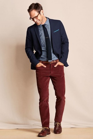 Какие джинсы носить с темно-коричневыми брогами: Создав образ из темно-синего пиджака и джинсов, можно получить подходящий мужской образ для полуформальных встреч после работы. Дополнив ансамбль темно-коричневыми брогами, получим потрясающий результат.
