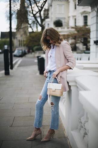 С чем носить розовый пиджак женщине: Розовый пиджак и голубые рваные джинсы — необходимые вещи в гардеробе барышень с превосходным вкусом в одежде. Что касается обуви, можно завершить лук бежевыми замшевыми туфлями.