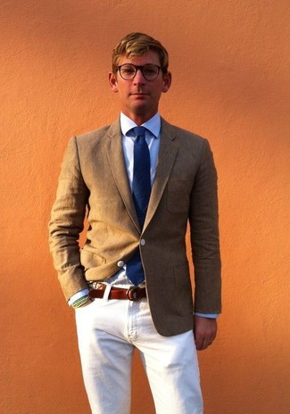 С чем носить оливковый пиджак в 30 лет мужчине: Оливковый пиджак и белые джинсы — беспроигрышный выбор для создания мужского образа в элегантно-деловом стиле.