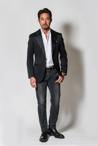 Как носить ботинки челси с классической рубашкой мужчине: Классическая рубашка и темно-серые джинсы помогут создать незаезженный мужской образ для работы в офисе. Теперь почему бы не добавить в повседневный образ толику изысканности с помощью ботинок челси?
