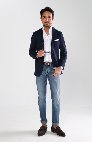 Модный лук: темно-синий пиджак, белая классическая рубашка, синие джинсы, темно-коричневые замшевые лоферы с кисточками
