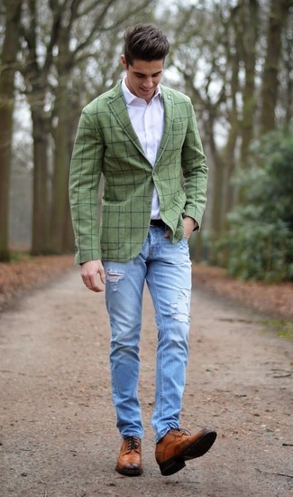 С чем носить темно-зеленый пиджак в 20 лет мужчине лето: Темно-зеленый пиджак в сочетании с голубыми рваными джинсами — превосходная идея для создания мужского образа в стиле смарт-кэжуал. Хочешь сделать образ немного элегантнее? Тогда в качестве обуви к этому луку, выбирай коричневые кожаные броги. Подобный ансамбль точно поможет пережить нестерпимую летнюю жару.