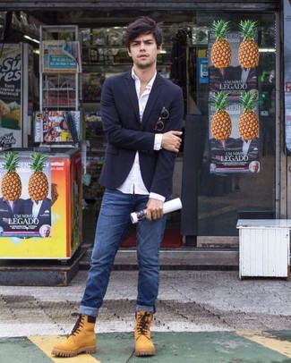 Какие джинсы носить с темно-сине-белым пиджаком в 20 лет мужчине в стиле смарт-кэжуал: Комбо из темно-сине-белого пиджака и джинсов — олицетворение вольного офисного стиля для мужчин. Поклонники незаезженных сочетаний могут закончить лук светло-коричневыми замшевыми рабочими ботинками.