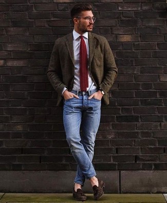 Как носить оливковый пиджак с темно-синими джинсами в 30 лет мужчине в теплую погоду: Оливковый пиджак и темно-синие джинсы — идеальный мужской образ для свидания в ресторане. Хотел бы сделать образ немного элегантнее? Тогда в качестве обуви к этому образу, выбери темно-коричневые замшевые лоферы с кисточками.