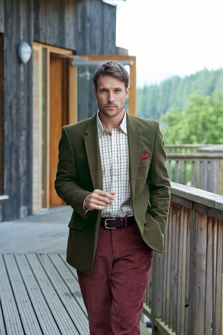 С чем носить темно-зеленый шерстяной пиджак мужчине: Дуэт темно-зеленого шерстяного пиджака и темно-красных вельветовых джинсов позволит выглядеть стильно, а также подчеркнуть твой личный стиль.
