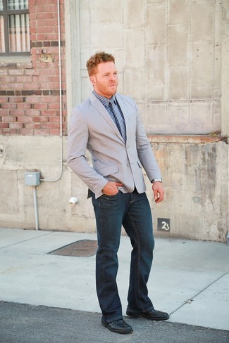 Как носить серый пиджак с синими джинсами в 30 лет мужчине в стиле смарт-кэжуал: Комбо из серого пиджака и синих джинсов позволит составить модный, и в то же время мужественный образ. И почему бы не привнести в повседневный лук чуточку изысканности с помощью черных кожаных лоферов?