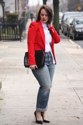 Как носить красный пиджак с серыми рваными джинсами в 30 лет женщине: Красный пиджак в паре с серыми рваными джинсами поможет выразить твой особый стиль. Черные кожаные туфли чудесно впишутся в образ.