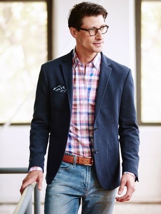 С чем носить розовую рубашку мужчине в теплую погоду: Сочетание розовой рубашки и синих джинсов поможет выразить твой оригинальный личный стиль и выгодно выделиться из серой массы.