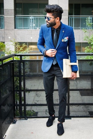 С чем носить синий пиджак с узором "гусиные лапки" мужчине в стиле смарт-кэжуал: Синий пиджак с узором "гусиные лапки" и черные джинсы — беспроигрышный выбор, если ты ищешь лёгкий, но в то же время стильный мужской образ. Хотел бы привнести в этот наряд немного изысканности? Тогда в качестве обуви к этому луку, стоит обратить внимание на темно-синие замшевые туфли дерби.