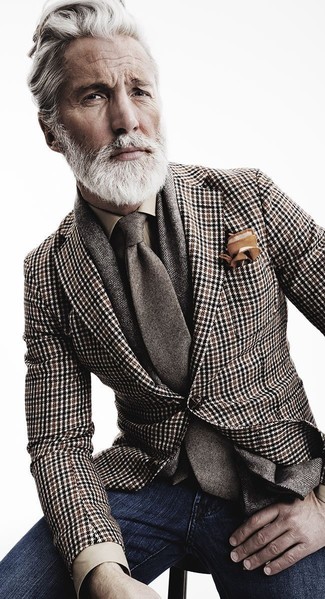 С чем носить шарф с узором "в ёлочку" за 40 лет мужчине: Если ты предпочитаешь не воспринимать моду слишком серьезно, обрати внимание на этот образ из коричневого пиджака с узором "гусиные лапки" и шарфа с узором "в ёлочку".