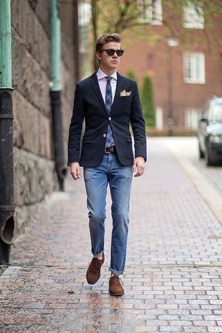 С чем носить синий галстук в шотландскую клетку в 20 лет мужчине в стиле смарт-кэжуал: Темно-синий пиджак в сочетании с синим галстуком в шотландскую клетку — отличный пример элегантного стиля. Пара коричневых замшевых оксфордов свяжет лук воедино.