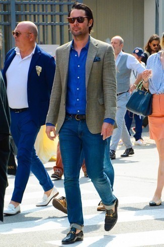 Как носить синие джинсы с синей классической рубашкой в 30 лет мужчине в теплую погоду: Синяя классическая рубашка в сочетании с синими джинсами несомненно будет обращать на себя взгляды прекрасных девушек. Закончив ансамбль черными кожаными лоферами, можно получить потрясающий результат.