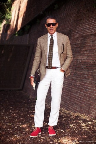 Какие классические рубашки носить с табачным пиджаком в 30 лет мужчине в стиле смарт-кэжуал: Табачный пиджак и классическая рубашка позволят создать выразительный мужской лук. Любишь незаурядные сочетания? Можешь закончить свой лук красными замшевыми топсайдерами.