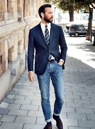 С чем носить темно-синий галстук в горизонтальную полоску в 30 лет мужчине лето: Темно-синий пиджак в сочетании с темно-синим галстуком в горизонтальную полоску — замечательный пример элегантного мужского стиля. Чудесно здесь выглядят темно-коричневые замшевые лоферы с кисточками. Нам по душе такой ансамбль на теплые летние дни.