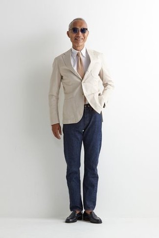 Как носить джинсы с лоферами за 50 лет мужчине в стиле смарт-кэжуал: Сочетание белого пиджака и джинсов — замечательный пример вольного офисного стиля для парней. В сочетании с лоферами такой лук смотрится особенно удачно.