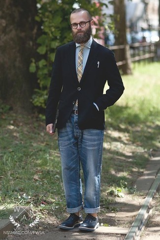 С чем носить бежевый галстук в шотландскую клетку за 40 лет мужчине в стиле смарт-кэжуал: Для воплощения изысканного мужского вечернего ансамбля отлично подойдет черный пиджак и бежевый галстук в шотландскую клетку. В паре с этим луком выгодно смотрятся темно-синие кожаные броги.