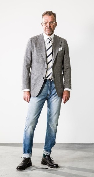 С чем носить темно-серый пиджак за 40 лет мужчине: Темно-серый пиджак и голубые джинсы — идеальный выбор для рабочего образа на каждый день. Не прочь привнести в этот наряд толику классики? Тогда в качестве обуви к этому ансамблю, выбирай черные кожаные туфли дерби.