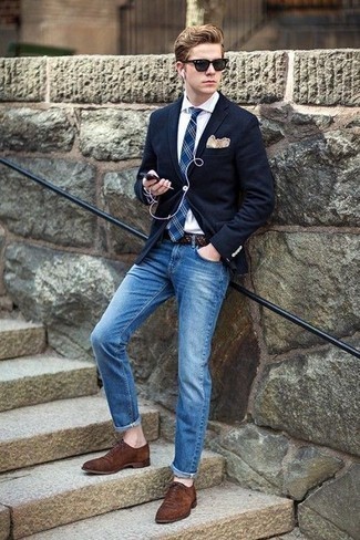 С чем носить синий галстук в шотландскую клетку мужчине: Комбо из темно-синего пиджака и синего галстука в шотландскую клетку поможет создать стильный и привлекательный лук. Вместе с этим ансамблем чудесно будут выглядеть коричневые замшевые оксфорды.