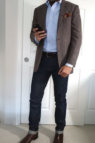 Как носить темно-коричневый пиджак с синими джинсами мужчине в стиле смарт-кэжуал: Комбо из темно-коричневого пиджака и синих джинсов может стать хорошим луком для офиса. Не прочь сделать образ немного строже? Тогда в качестве дополнения к этому образу, выбирай темно-коричневые кожаные ботинки челси.