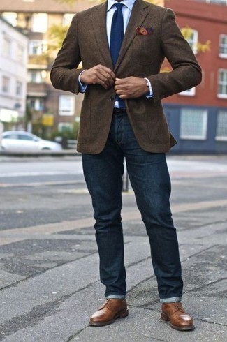Как носить темно-коричневый пиджак с синими джинсами мужчине в стиле смарт-кэжуал: Сочетание темно-коричневого пиджака и синих джинсов смотрится безупречно, согласен? Хочешь сделать лук немного элегантнее? Тогда в качестве дополнения к этому образу, обрати внимание на коричневые кожаные туфли дерби.