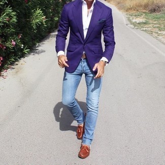 С чем носить пурпурный пиджак мужчине в стиле смарт-кэжуал: Пурпурный пиджак в паре с голубыми джинсами позволит создать стильный, и в то же время мужественный ансамбль. Любишь эксперименты? Заверши ансамбль коричневыми кожаными лоферами с кисточками.