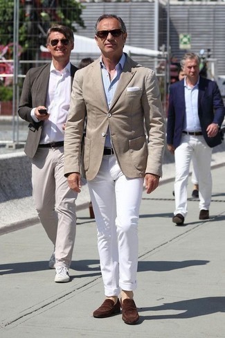 Какие пиджаки носить с темно-коричневыми лоферами за 40 лет мужчине: Если ты принадлежишь к той редкой группе джентльменов, которые каждый день стараются смотреться безупречно, тебе придется по душе сочетание пиджака и белых джинсов. Такой образ обретет свежее прочтение в сочетании с темно-коричневыми лоферами.