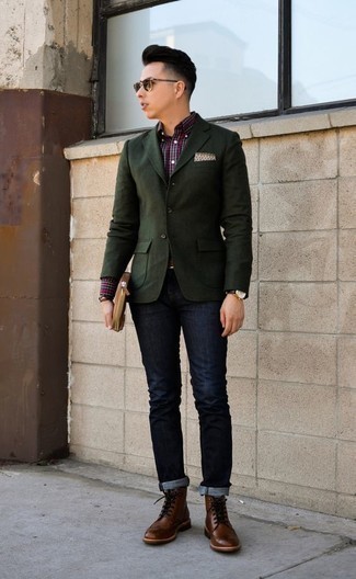 С чем носить темно-коричневые ботинки броги: Дуэт темно-зеленого пиджака и темно-синих джинсов позволит составить элегантный и актуальный мужской образ. Такой лук получит новое прочтение в тандеме с темно-коричневыми ботинками броги.