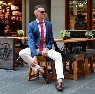 Как носить бело-красную классическую рубашку в клетку с коричневыми кожаными туфлями дерби в стиле смарт-кэжуал: Бело-красная классическая рубашка в клетку и белые джинсы — обязательные вещи в базовом мужском гардеробе. Теперь почему бы не добавить в повседневный лук чуточку стильной строгости с помощью коричневых кожаных туфель дерби?