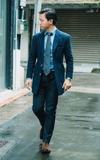 С чем носить синие джинсы в 20 лет мужчине в стиле смарт-кэжуал: Сочетание темно-синего пиджака и синих джинсов поможет создать модный, и в то же время мужественный ансамбль. Немного строгости и классики образу добавит пара коричневых замшевых ботинок челси.