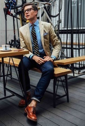 Как носить бежевый пиджак с темно-синими джинсами за 40 лет мужчине: Дуэт бежевого пиджака и темно-синих джинсов позволит создать элегантный и актуальный мужской лук. Уравновесить образ и добавить в него немного классики помогут табачные кожаные туфли дерби.