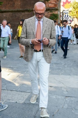 Какие низкие кеды носить с серым пиджаком за 50 лет мужчине лето в стиле смарт-кэжуал: Серый пиджак и белые джинсы — великолепный вариант, если ты ищешь лёгкий, но в то же время стильный мужской ансамбль. Если сочетание несочетаемого привлекает тебя не меньше, чем безвременная классика, закончи этот ансамбль низкими кедами. В настоящий зной подобное сочетание одежды — это то, что надо.