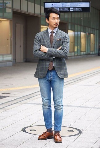 Как носить голубые джинсы с темно-коричневыми кожаными туфлями дерби в теплую погоду в стиле смарт-кэжуал: Серый пиджак в шотландскую клетку в сочетании с голубыми джинсами — хорошая идея для воплощения мужского образа в стиле business casual. Хотел бы добавить сюда немного строгости? Тогда в качестве дополнения к этому луку, выбирай темно-коричневые кожаные туфли дерби.