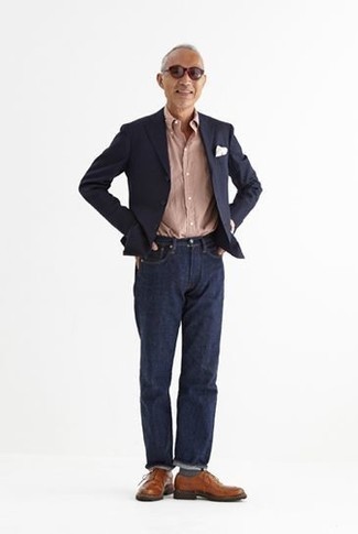 Как носить коричневые кожаные туфли дерби с темно-синими джинсами за 50 лет: Если ты принадлежишь к той категории мужчин, которые любят одеваться стильно, тебе подойдет тандем темно-синего пиджака и темно-синих джинсов. И почему бы не добавить в повседневный лук немного стильной строгости с помощью коричневых кожаных туфель дерби?