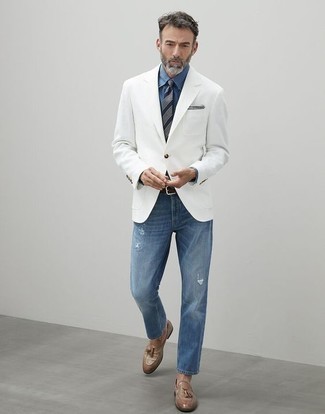 Какие джинсы носить с темно-синей классической рубашкой за 50 лет мужчине: Несмотря на то, что это достаточно простой образ, дуэт темно-синей классической рубашки и джинсов приходится по вкусу стильным молодым людям, покоряя при этом сердца представительниц прекрасного пола. Хочешь привнести сюда толику строгости? Тогда в качестве дополнения к этому ансамблю, стоит выбрать светло-коричневые кожаные лоферы с кисточками.